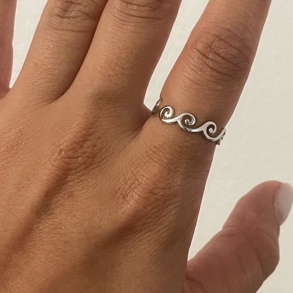 - 925 Sterling Silver Wave Band Ring. - Picture 5 of 8